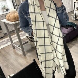 The Gap Striped Cozy Scarf Ivory & Black Windowpane Pattern So Soft NWOT 24"x80"